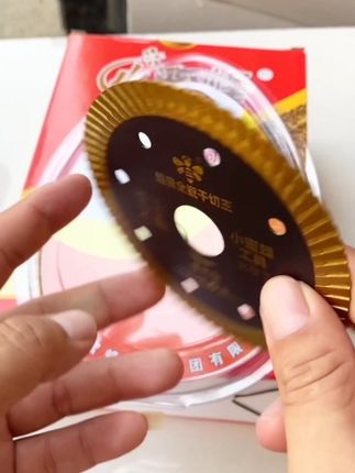 老瓦工,您看一下这款小蜜蜂全瓷干切王感觉怎么样!锋利干切还不崩瓷,超薄款设计,105适合于大部分角磨机和切割机,全瓷瓷砖,玻化砖,通体砖都是可以使用,新品上市值得入手一试!#五金工具 #瓦工铺贴瓷砖 #贴砖 #切割片