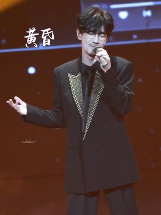 这次听到黄昏,泪流满面,黄昏的地平线,割断幸福喜悦,相爱已经幻灭🥹#黄昏 #周传雄 #微博音乐盛典