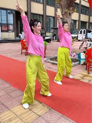 每个队员各有千秋,这两位喜欢不#小冀红姐鼓舞队 #小冀红姐 #鼓舞 #鼓舞团队 @DOU+小助手 @抖音小助手