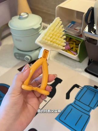 头一次见过这种三角型的刷子,犄角旮旯的缝隙都能刷到,用着还顺手,真是家务必备呀#三角刷 #清洁刷 #卫生死角 #超便宜超划算 #实用好物