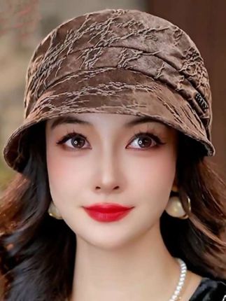 帽子 复古腔调拿捏!这款香云纱鸭舌帽也太绝了 谁能拒绝一顶既有质感又显气质的鸭舌帽?布塔这款香云纱鸭舌帽,纹理精致有格调,戴上瞬间复古氛围感拉满~不管是搭配优雅裙装,还是休闲大衣,都能轻松hold住,妥妥的时尚加分项! 它不仅颜值在线,实用性也绝绝子,遮阳修饰脸型一把手。戴上它,你就是街头最具腔调的时髦精~ #复古穿搭 #帽子控 #时尚单品 #香云纱 #秋日穿搭