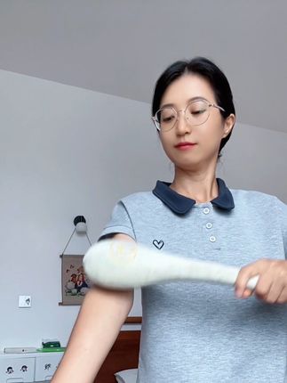 带有淡淡艾草香的一款拍打棒,特别方便实用!每天可以坚持拍一拍!#三伏天 #艾草锤 #经络拍打棒