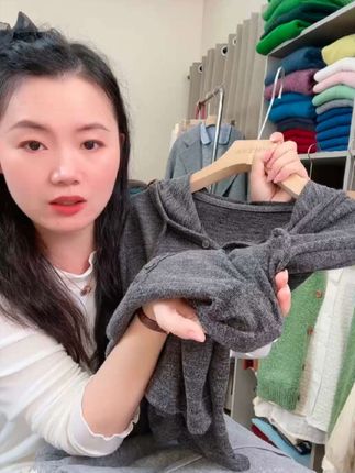 慵懒感与质感的双向奔赴~就是这件深灰连帽针织衫了!软糯针织面料裹住身心。连帽设计添了几分随性。排扣细节又藏着精致感!日常出街配牛仔裤。是松弛的潮酷女孩!这种“可盐可甜”的风格。让你在每一个想偷懒却又想时髦的时刻~都能精准拿捏氛围感#时髦穿搭#早秋穿搭 #帽衫#显瘦穿搭
