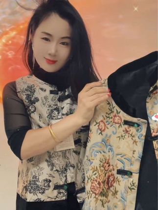 美到我心坎里的一款新中式马甲,爱不释手,衬托出了高贵气质和优雅#国风马夹#谁穿谁好看 时尚洋气