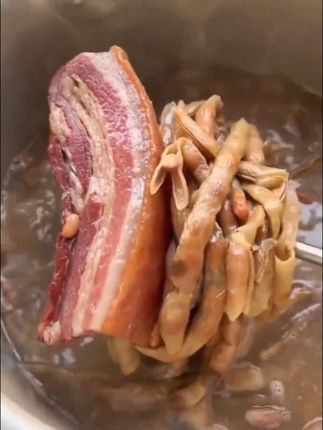 这锅干四季豆炖腊肉光看着就流口水了,喜欢吃的老乡快来喽#美食 #太好吃了 #干四季豆#乡村美食 #云南特产