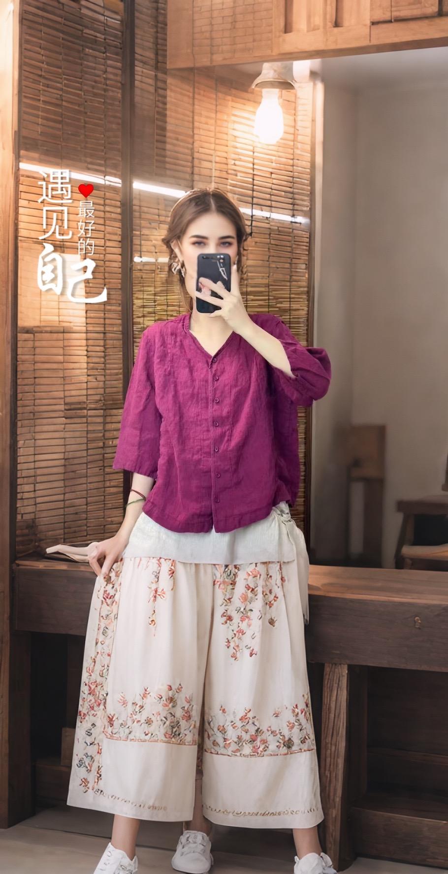 #AI扩图 夏季新款文艺时尚复古V领衬衫宽松显瘦百搭女衬衣单排扣上衣。#面料柔软舒适 #时尚穿搭 #休闲减龄穿搭 #显瘦穿搭 。