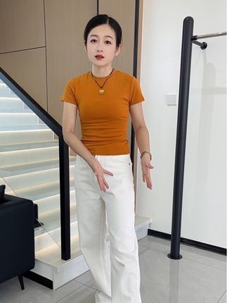身上白色裤子穿了两年,已经洗过太多次了,完全不变形,裤型太棒啦,上身巨显腿长巨显瘦#百搭裤子 #显高显瘦显腿长 #洋气减龄 #显瘦穿搭 #谁穿谁好看