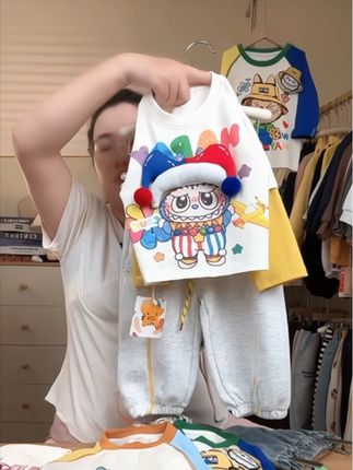 「「爸爸带娃」的画风终于统一了!」 👨👧 从此告别「土味穿搭」,帅得整整齐齐。#亲子装 #萌娃穿搭 #一家三口亲子装推荐