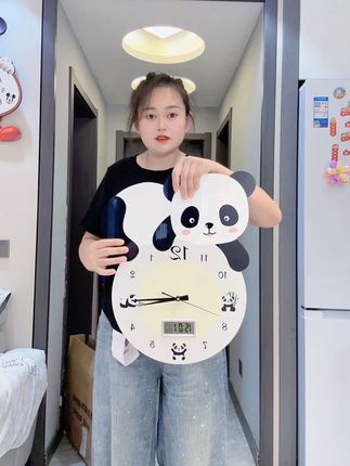 我给家里添置了一个新物件,就是这个可爱的熊猫挂钟,它不仅颜值高,而且实用性也很强,无论放在哪里都很合适,它还能为你的房间增添一份可爱的气息,看着它心情都会变好#家居软装搭配 #实用分享 #客厅搭配 #创意挂钟