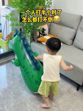 我要笑喷了,爸爸给买的这个不倒翁太好玩了,打了一上午了怎么都打不倒😂,不仅锻炼了宝宝四肢协调能力又消耗了体能,玩累了吃的香睡的香#儿童玩具 #精力旺盛的宝宝 #不倒翁玩具 #儿童玩具