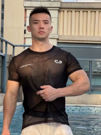 男人穿衣服,要么不露,要露就露高级!#网纱t恤 #性感穿搭 #速干短袖 #男生穿搭