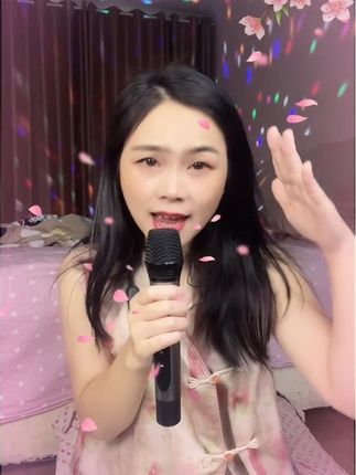 一唱歌表情管理就失控,直播回放没眼看#爱音乐爱唱歌 #抖音热歌 #直播创业 #宝妈分享 #声卡音响一体机