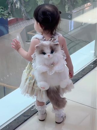 哪个女孩能拒绝这么可爱的猫咪呢,仿真的猫咪,现在宝宝走哪都要背着,空间也很大,装零食装水瓶都没有问题#甜美穿搭 #猫咪背包 #猫咪包 #仿真猫咪包 #生女儿就要这样穿