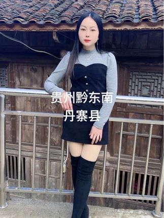 我该怎么形容她,她很破碎,她总是很晚睡,别人说她性格开朗乐观,但只有她知道她的内心一片荒芜,寸草不生,她总喜欢把很多事往最坏的地方想,她很独立,能自己做的事从来不麻烦别人,她矛盾又清醒,对任何事总是还有期待,她勇敢又胆小,没有人愿意捡起那个破碎的她,她是个可以治愈别人的人,却治愈不了她自己,她希望有个人可以看到她大大咧咧的外壳里腐朽生锈的灵魂,我很想救她,可她是我自己……#情感#生活感悟#我不完美但我真实#贵州#离婚的女人