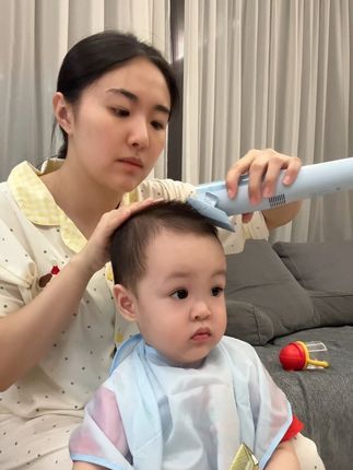 每个妈妈都学着为自己的孩子变的万能,今日解锁理发师 #妈妈 #妈妈的世界很小里面装满了你 #带娃日常 #人类幼崽