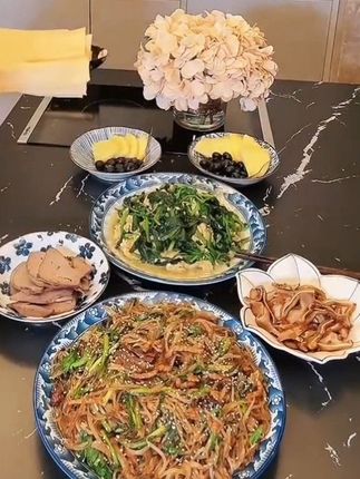 #谁懂这座城的好吃程度 #特色美食小吃 #凉拌菜 #舌尖上的味道 #简简单单一顿家常便饭 山东煎饼做菜煎饼直接卷都好吃