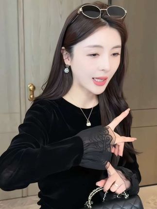 黑色丝绒上衣搭配小链条包,简约中透出优雅气质。✨秋日穿搭,轻松提升时尚感。#优雅气质 #时尚搭配