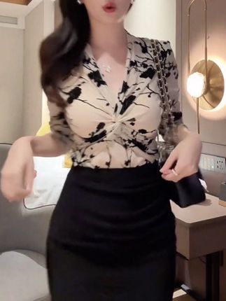 植绒烧花V领网纱上衣女秋季时尚气质收腰显瘦打底衫#高级感穿搭 #辣妹穿搭 #穿搭小心机 #上衣穿搭 #百搭上衣太好看了人手必备一件