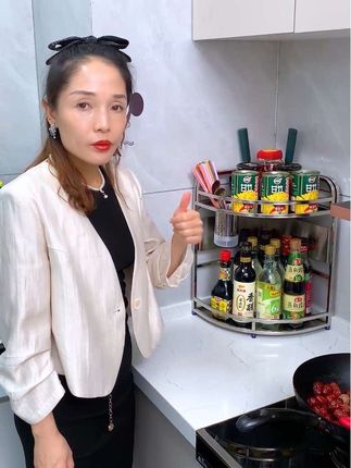 给厨房角落放一个结实耐用的不锈钢置物架,厨房没出安放的调料瓶调料罐刀具筷子都可以收纳起来,厨房再也不是杂乱无章#厨房好物 #厨房置物架#好物推荐🔥
