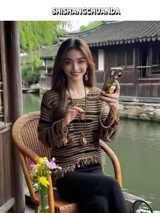 谁穿谁好看 在江南水乡邂逅复古时髦感~这样的穿搭太有氛围啦 家人们,谁懂啊!在江南古镇的烟雨朦胧里,这件条纹上衣真的太出片了!流苏设计随着动作轻轻晃动,和古色古香的水乡背景一搭,复古又时髦的氛围感直接拉满~搭配简约下装,不管是打卡景点还是日常出街,都能轻松拿捏风格。这种自带故事感的穿搭,你确定不来试试吗?