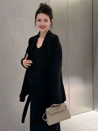 哇哇~小孕妇们!这样穿好优雅贵气,针织吊带裙搭配长款开衫一整套太惊艳了,设计感独特又优雅,满满的慵懒感。不管是产检还是逛街都让你很美丽#孕妇套装#孕期穿搭#高级感穿搭#显瘦穿搭 #一个身体两个心跳 #孕期穿搭