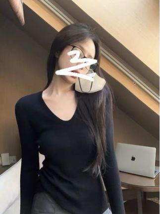 #内搭外穿都好看 秋季新款U领设计感纯色打底修身显瘦纯欲氛围感薄款喇叭长袖T9091#穿搭小心机 #高级感穿搭 #显瘦搭配 #百搭上衣