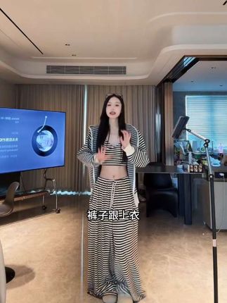 #卫衣 #吊带裙 #卫裤 #度假穿搭 #谁穿谁好看