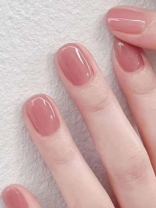 姐妹们,夏天怎么能少得了这种好看又百搭的裸色系美甲呢?它的颜色真的超级温柔,涂上手之后瞬间变得很仙气,而且它还是免烤快干的,不用等待很久就能干透,非常方便。不仅如此,这个裸色系美甲还防水,不容易掉色,也不容易撕拉,喜欢的话就赶紧下单吧!#超好看的美甲 #美甲分享 #美甲款式 #美甲油