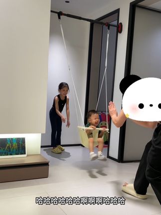 该怎么形容这一刻呢 都去给娃安排这个秋千,免打孔的,很结实,孩子坐着也舒服#儿童秋千 #荡秋千 #带娃神器 #室内秋千 #带娃神器