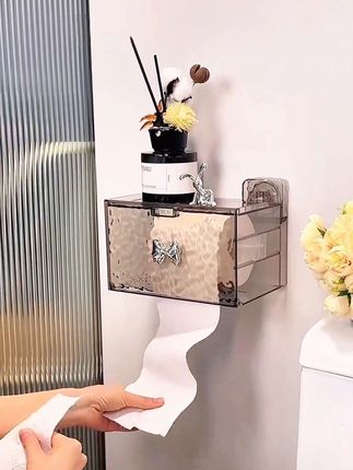 这个#吸盘纸巾盒 真的太好用了,容量大,抽纸卷纸都能用,上边还可以放一些小物件,美观又实用#壁挂纸巾盒#吸盘收纳盒#生活好帮手