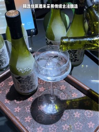 国产清酒的口感能做比日本千元的还要好,就是这个鲸裕清酒,15度的酒精度微醺刚刚好,一口下去酒香米香特别浓郁,回味还有淡淡的蜜瓜香,真的巨好喝#鲸裕清酒#清酒#微醺必备高颜值酒#微醺时刻 #性价比好酒