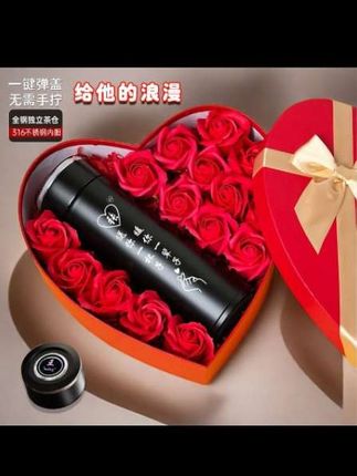 今年的情人节有点不一样,给它安排这个可以定制姓氏情话的保温杯,姓氏专属定制,送它一杯子,暖它一辈子!独立的茶水分离仓,喝完不用吐茶渣了。杯盖是小电脑的设计,科技感满满,还可以激光定制情话,这个礼物真的太用心了,快给你的爱人安排上吧!