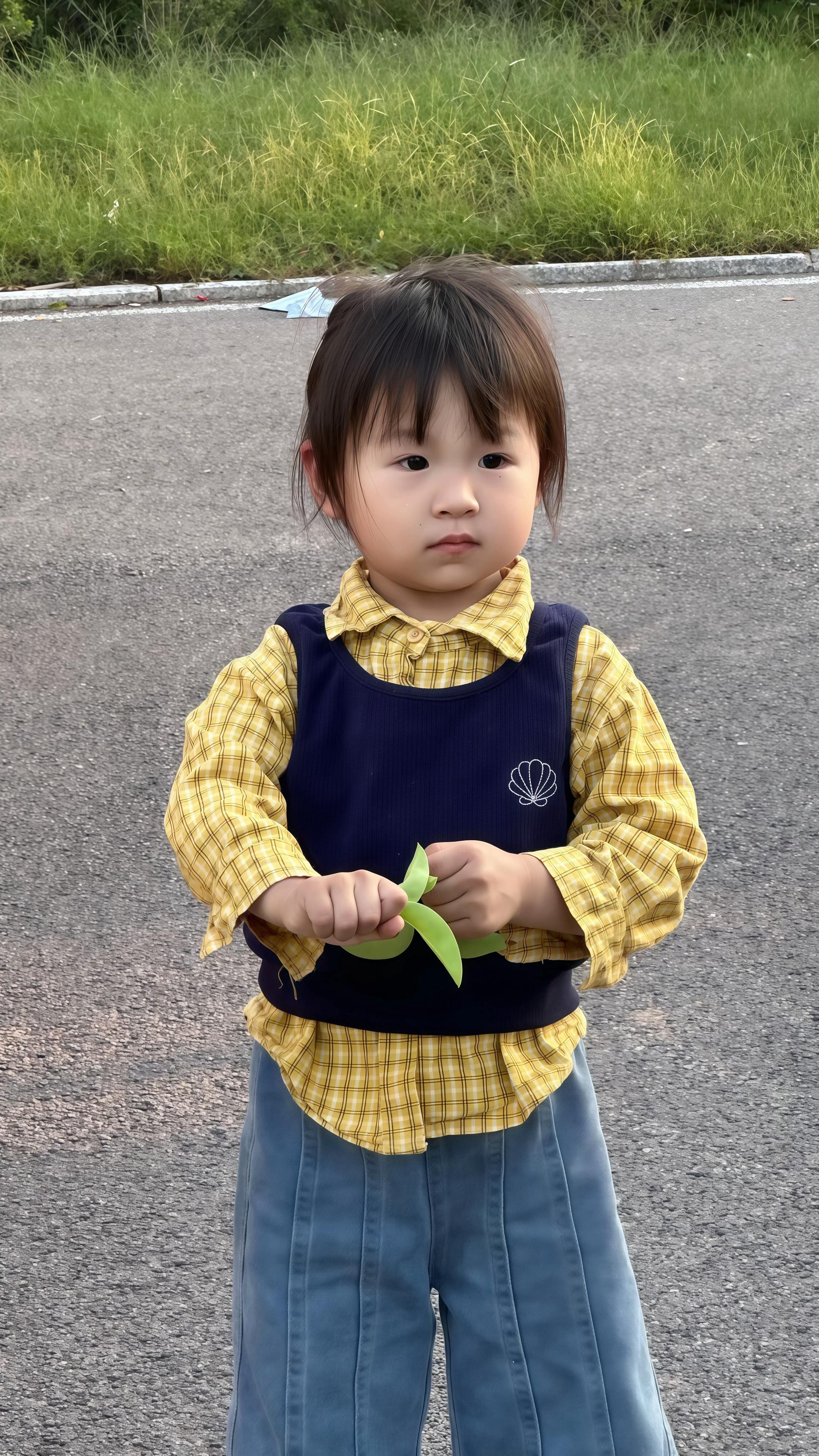 养孩子就像牵着蜗牛散步 他有点慢 有点磨蹭 我有些烦躁 甚至时常责备他 我希望他能快一点 再快一点可是蜗牛已经尽力了 于是我任他自己的步伐不和他较劲 不和自己较劲 慢慢的才发现 原来周围有花香 还有鸟叫 甚至有满天繁星 他带给我的 远比我想象的要多 让花成花 让树成树我想要他快乐 就不能成为他烦恼的产生 #孩子 #让花成花让树成树 #幼崽穿搭 #快乐