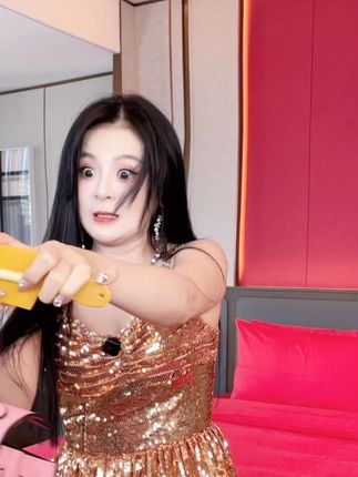 真的无语了,几年没见的老同学了依旧还是那么瞧不起人,一上来就拽我头发说我戴假发装!#头发