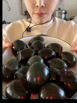 到手16枚黄金个头!无铅松花蛋,绿茶腌出溏心香,敢说比你家楼下的好吃!#抖音橱窗 #好吃到停不下来 #好吃不贵经济实惠 #爆款产品#好物推荐🔥 #好吃好喝好生活