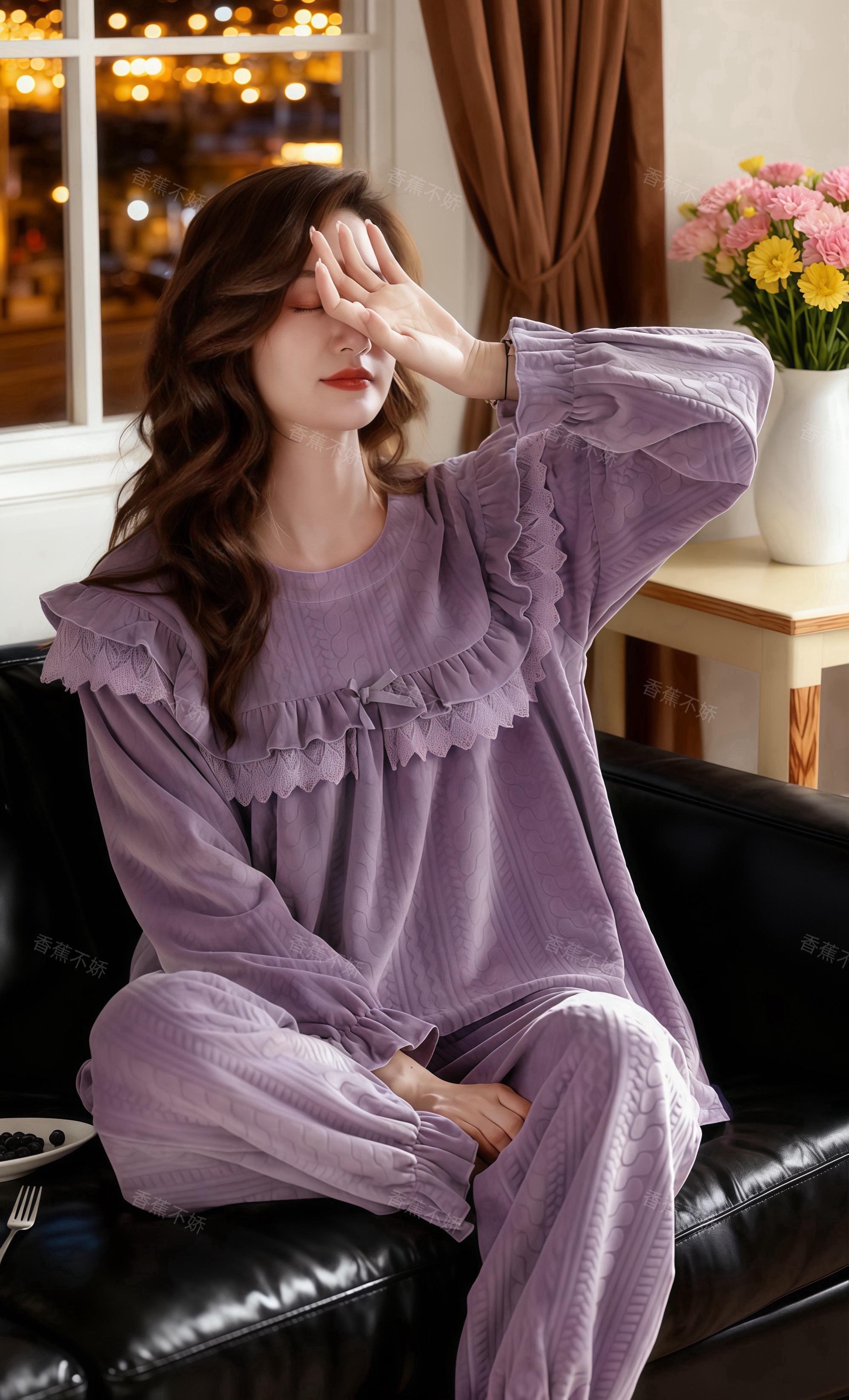 💜 谁懂啊!爱惨了这套紫色法兰绒家居服。一整个被这个紫色戳中审美点,温柔又显贵,穿上就像把云朵裹在身上~☁️ 法兰绒材质软乎乎的,亲肤到没朋友,秋冬穿既保暖又不会厚重,贴身穿都舒服到想焊在身上! 领口和袖口的蕾丝花边+蝴蝶结设计,直接把少女心拉满,精致感藏在每一处细节里~不管是宅家当慵懒小公举,还是偶尔下楼取个快递,都能穿出随性又高级的氛围感,真·不挑人穿的神仙家居服! 穿上它,窝在沙发上追剧、喝热可可,秋日宅家的幸福感直接拉满~这样的紫色法兰绒家居服,谁能不爱啊!#在家也要美美哒 #睡衣家居服 #秋冬穿搭 #柔软亲肤 #睡衣控