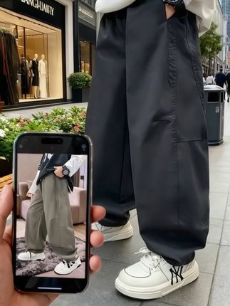 男童秋季休闲裤,让孩子在校园里穿出潮流范 天气渐凉,给孩子换上这条2025年秋季流行款男童休闲裤吧!它采用宽松弯刀裤型设计,剪裁利落又具时尚感,穿上身瞬间提升穿搭格调,尽显中大童的活力与洋气。 裤子是韩版休闲风格,版型宽松舒适,不束缚孩子活动,无论是在学校奔跑玩耍,还是日常出行都很合适。质感出众的面料,搭配简约又不失设计感的细节,时尚度拉满,就连老师都误以为是给孩子入手的名牌单品呢。 现在给孩子备上这条裤子,让他在这个秋天既保暖又能轻松穿出潮流范儿,成为校园里的时尚小达人。#潮童必备 #春秋新款 #男童穿搭 #弯刀裤 #高品质童装 @抖加🔥上热门🔥dou+🔥热点宝