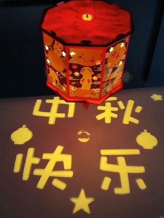 中秋手提灯,想玩点不一样的兔子,古风投影灯笼太绝!第二,外材料包能自己做,点亮后会投影古风图案,挂着是装饰,提着赏月抄戏精儿童大人都爱,中秋拿着它出门,回头率绝对高。#创作灵感 #手工灯笼 #中秋节手工灯笼 #灯笼 #亲子手工
