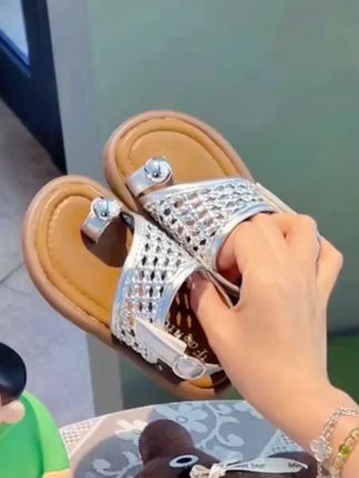 #夏季新款 #夏季穿搭 复古简约,搭着裙子也好好看#凉鞋 #生女儿就是用来打扮的 #生女儿就要这样穿