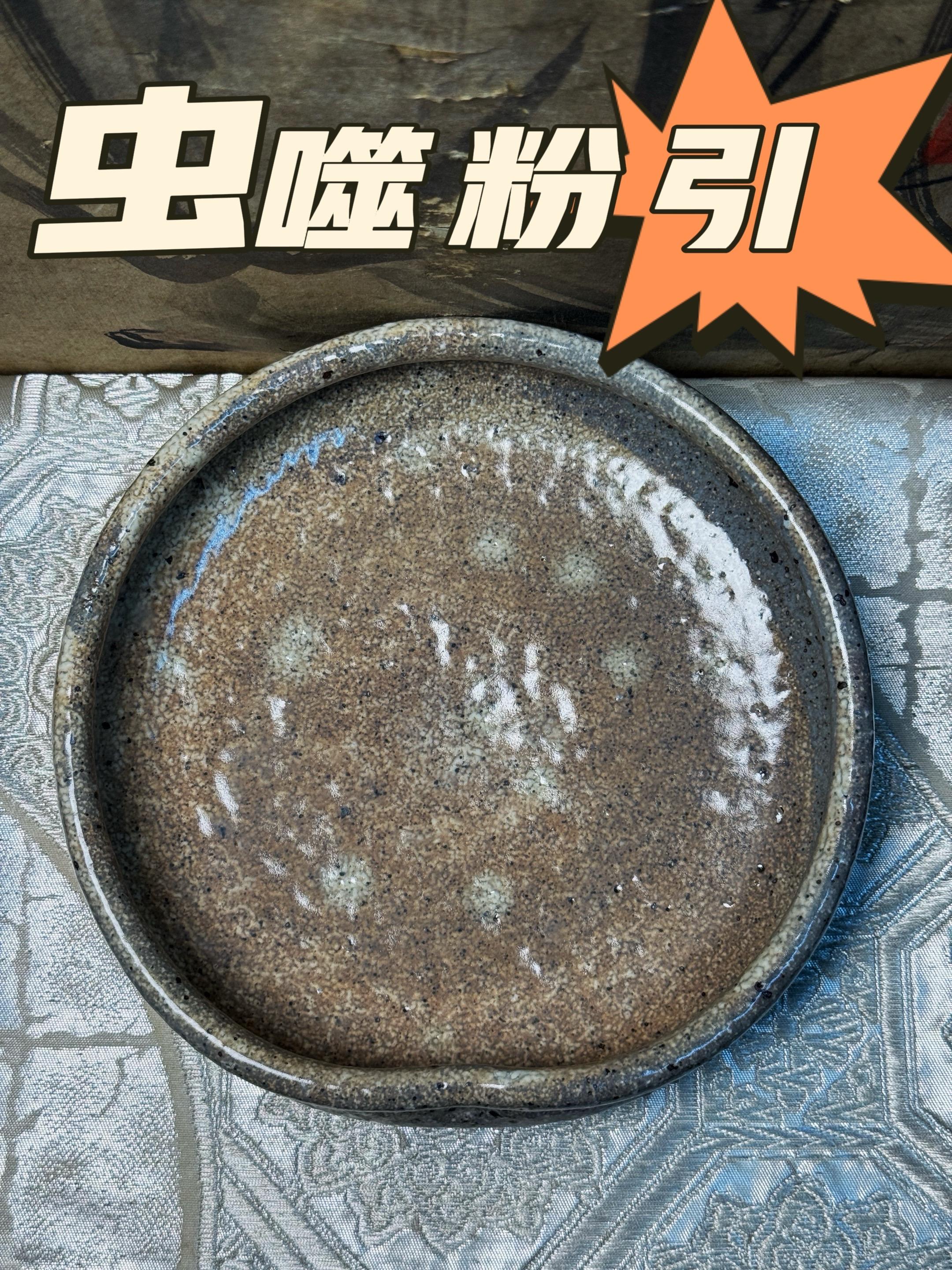 虫噬粉引·日本粉引·谷川仁·盘·钵·蓄水。作者:谷川仁(水野静仙高徒) 尺寸:口径18公分 高5.5公分 状态:全品无伤、附原盒、陶历、共布 #粉引 #粉引茶具 #粉引壶承 #日本粉引 #日本陶艺
