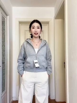 #早秋新款 春秋时尚卫衣外套女休闲2024设计感宽松百搭连帽拉链即墨开衫上衣#开衫外套 #卫衣开衫外套 #小个子穿搭 #女装@DOU+小助手