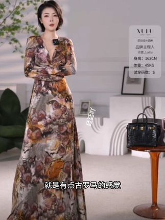 XULU原创秋季针织优羽毛印花大摆长裙气质修身显瘦V领长袖连衣裙#早秋穿搭三分钟出门不是梦 #早秋不费力显贵穿搭 #连衣裙 #显瘦穿搭