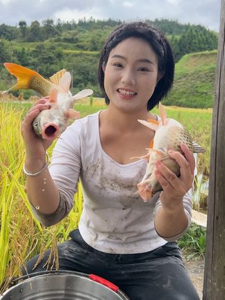 农村的孩子最开心的就是去山上吃稻花鱼啦,想吃稻花鱼的贵州人亮一下ID😀😀。#我的乡村生活 #新农人计划 #丰收 #稻花鱼 #三农