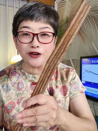 你们用过长42厘米的公筷吗?煎鱼的时候把鱼翻个面、捞玉米、捞面条、捞卤菜、捞火锅食材都不烫手,非常方便,红檀木材质,结实,不发霉,一双只要二块多,巨划算!#长筷子 #公筷 #红檀木筷子 #强烈推荐 #抖音平台推送