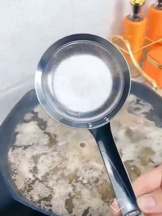 打沫勺轻松搞定汤面浮沫,再也不用手忙脚乱啦~🍲🥄 #美食 #打沫勺
