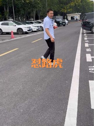 今天粉丝来卖百年大路虎开了4个月赔了好几万,我们不生产车愿意做您的#二手车搬运工