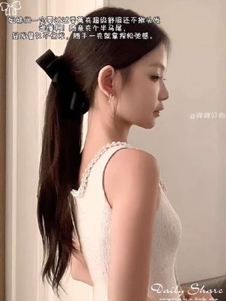 姐妹们一定要试试香蕉夹超级舒服还不揪头发 谁懂啊!随意夹个半马尾,显发量又不伤发,随手一夹就拿捏松弛感。#美出新高度 #优雅气质 #小香风发饰 #香蕉夹 #香蕉夹用法