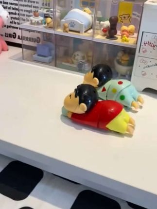 太可爱了吧!让宝宝学习抬头#蜡笔小新爬行玩具 #蜡笔小新玩具 #自己玩的不亦乐乎 #引导宝宝爬行玩具