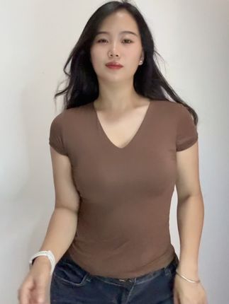 姊妹们学这个,这个就两个动作#辣妹穿搭 #穿搭穿搭 #一学就会系列 #卡点舞 #有点上头