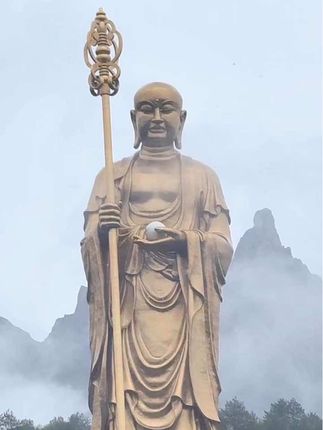 化怨录 怨火焚心时 忽见掌心 自生清泉 ——原是某世 你亲手浇熄的 那盏恨意 在此生 回流成 渡你的 舟 佛前长跪 叩问不公 香灰却落成 "因缘"二字 烫穿 自怜的 帷幕 最毒是 怨语成针 刺向他人 却见针尖 转弯 扎回自身 血珠涌出时 竟开成 红莲 然则—— 当你终于 拥抱那枚 钉入骨髓的 怨刃 它忽然 融作蜜浆 而所有 诅咒的 声音 都开始 反向诵经 #原创 #诸事顺利 #见者好运 #人生是一场修行 #慧華